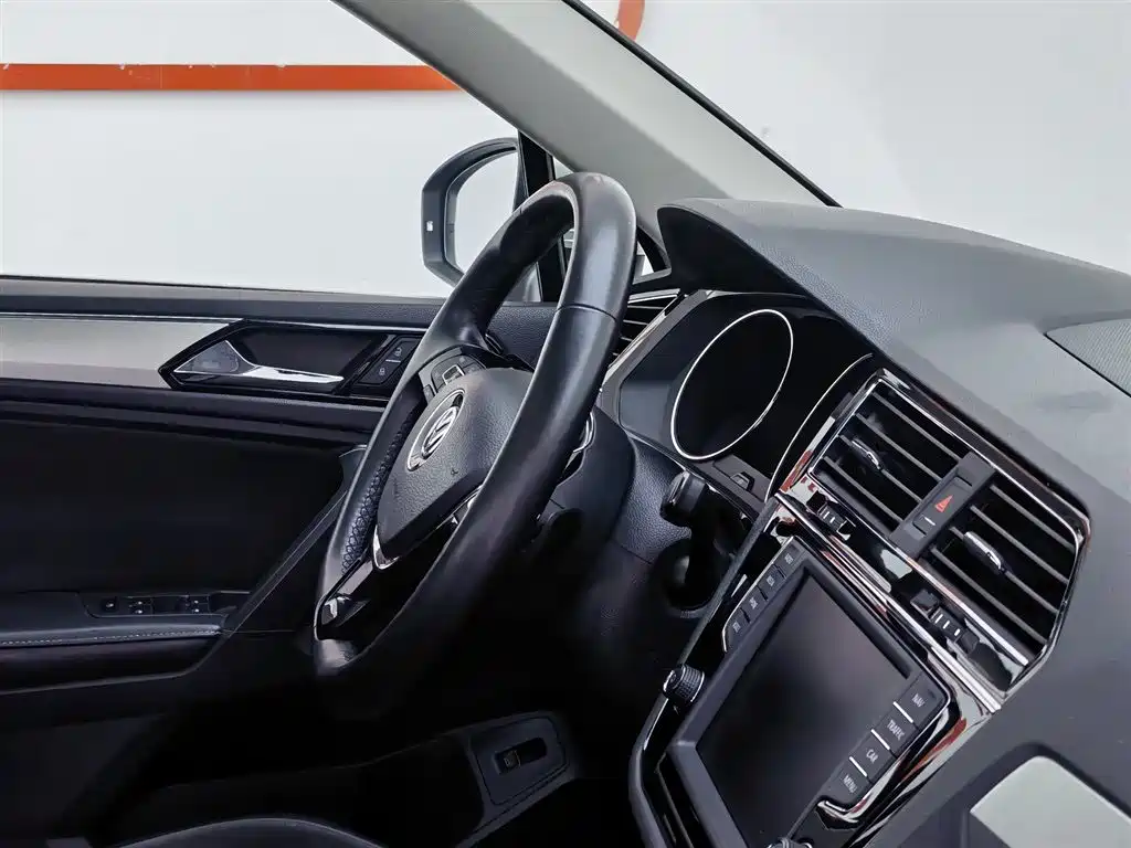 Volkswagen Tiguan L 2017 — фото 22