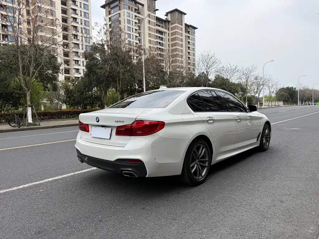 BMW 5 Series 2018 — фото 11