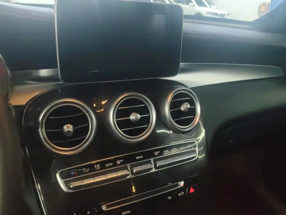 Mercedes-Benz GLC 2018 — фото 13