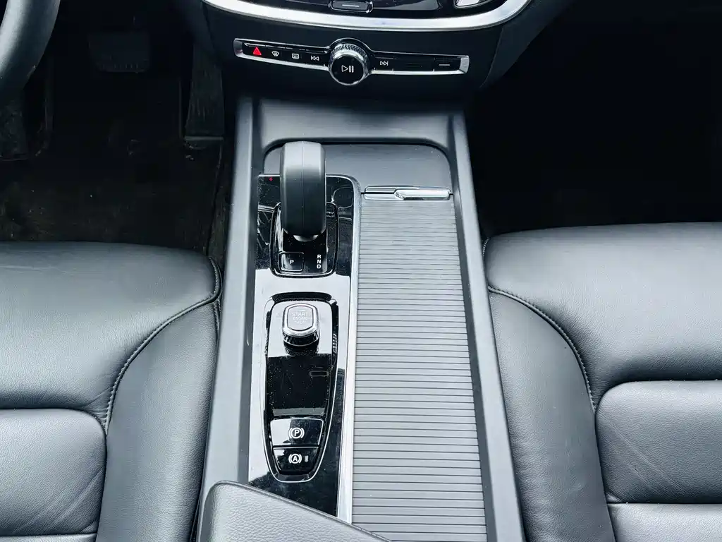 Volvo S60 2023 — фото 12