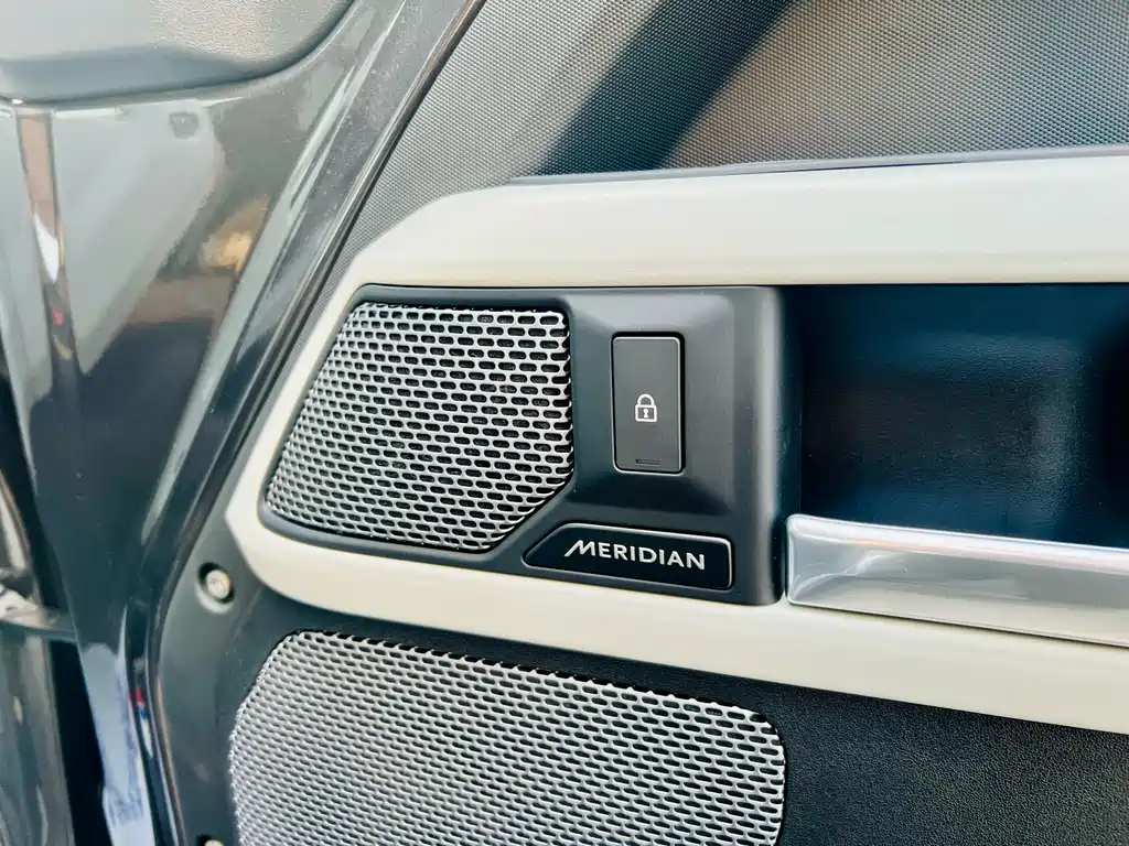 Land Rover Defender 2023 — фото 12