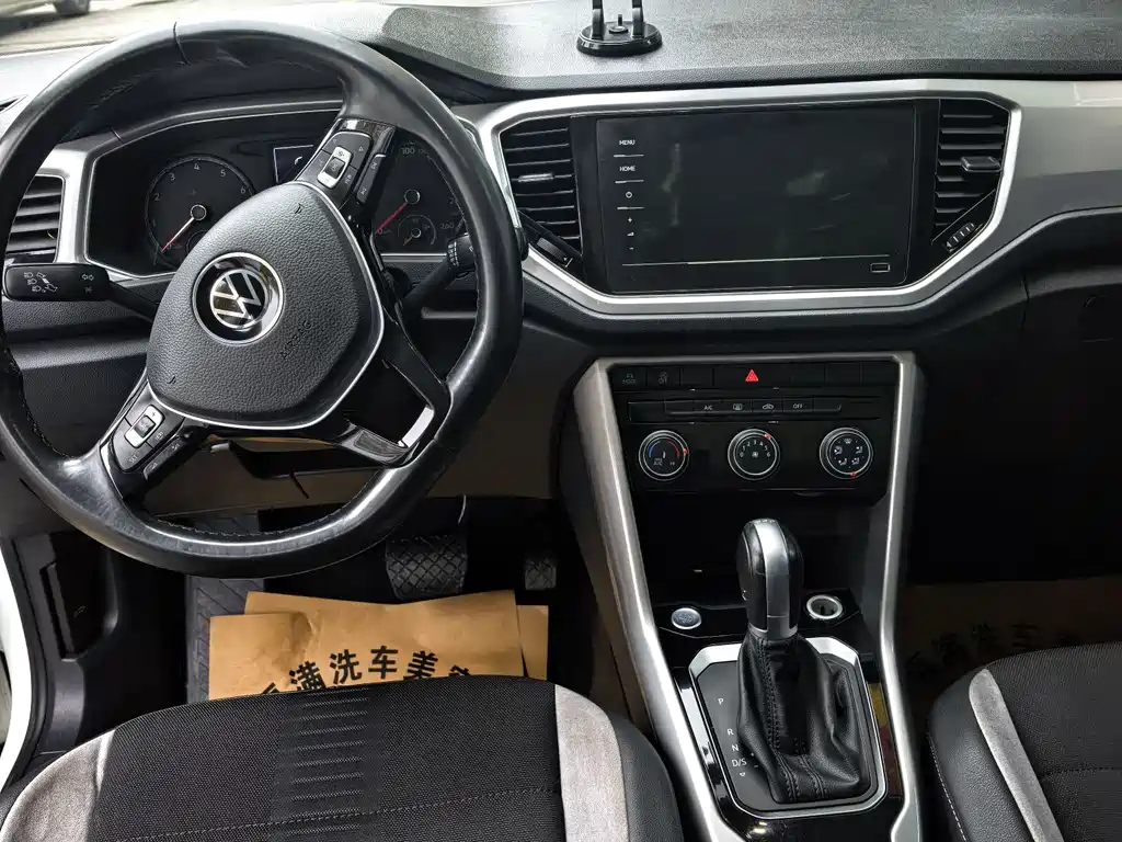 Volkswagen T-Roc 2023 — фото 9