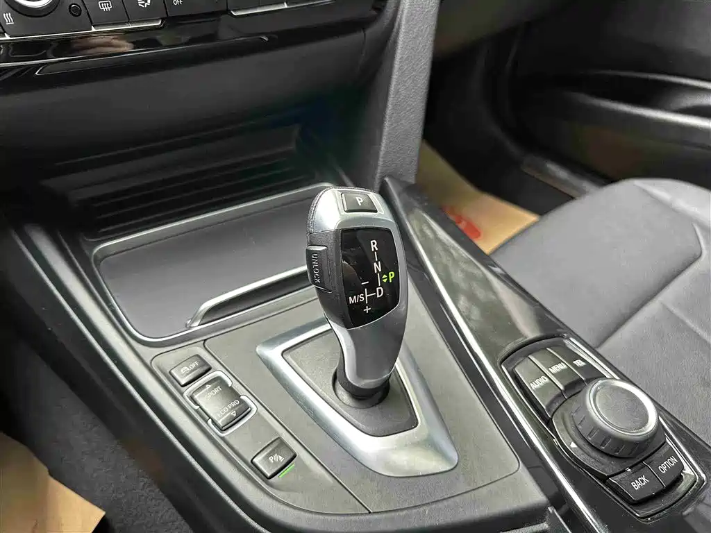 BMW 3 Series 2017 — фото 14