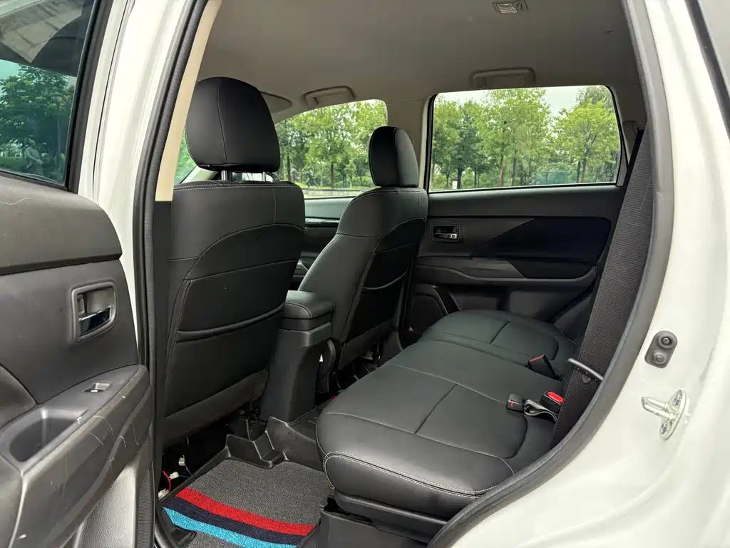 Mitsubishi Outlander 2023 — фото 10