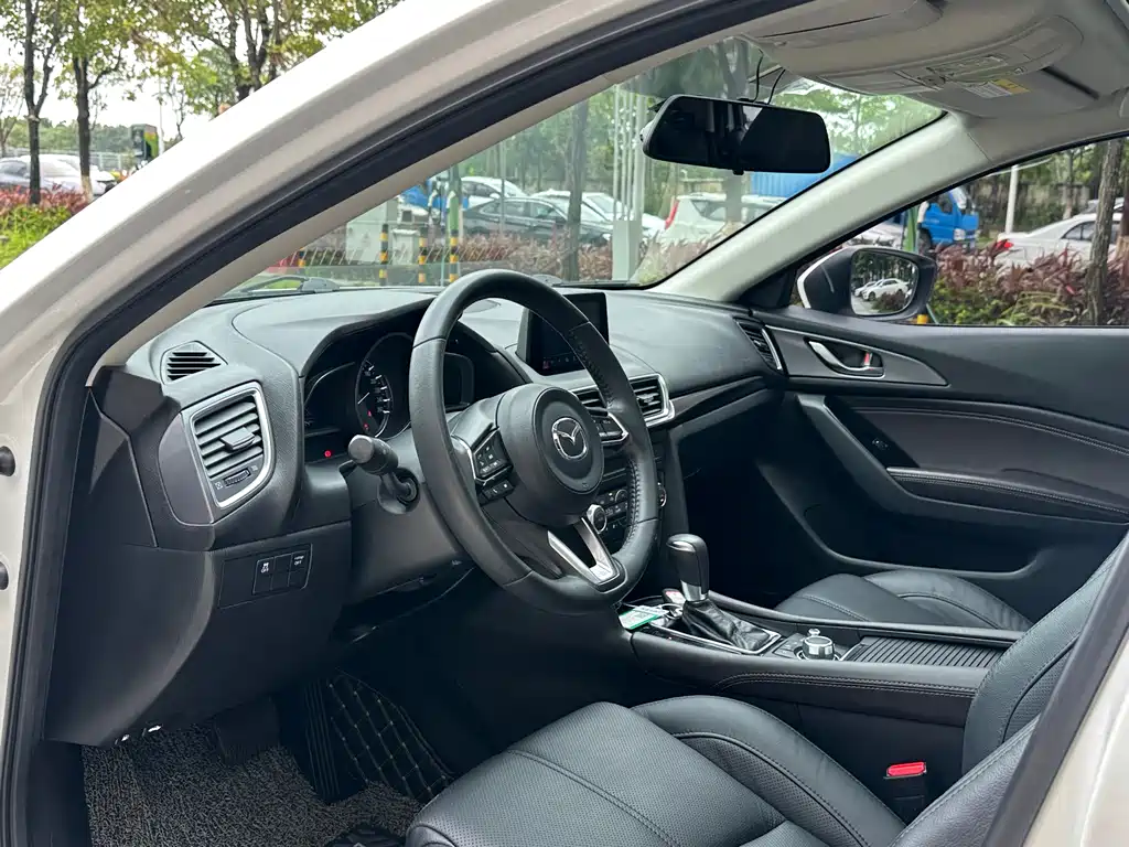 Mazda 3 Axela 2018 — фото 13