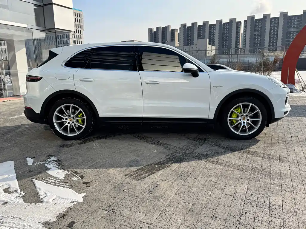 Porsche Cayenne Hybrid 2021 — фото 10