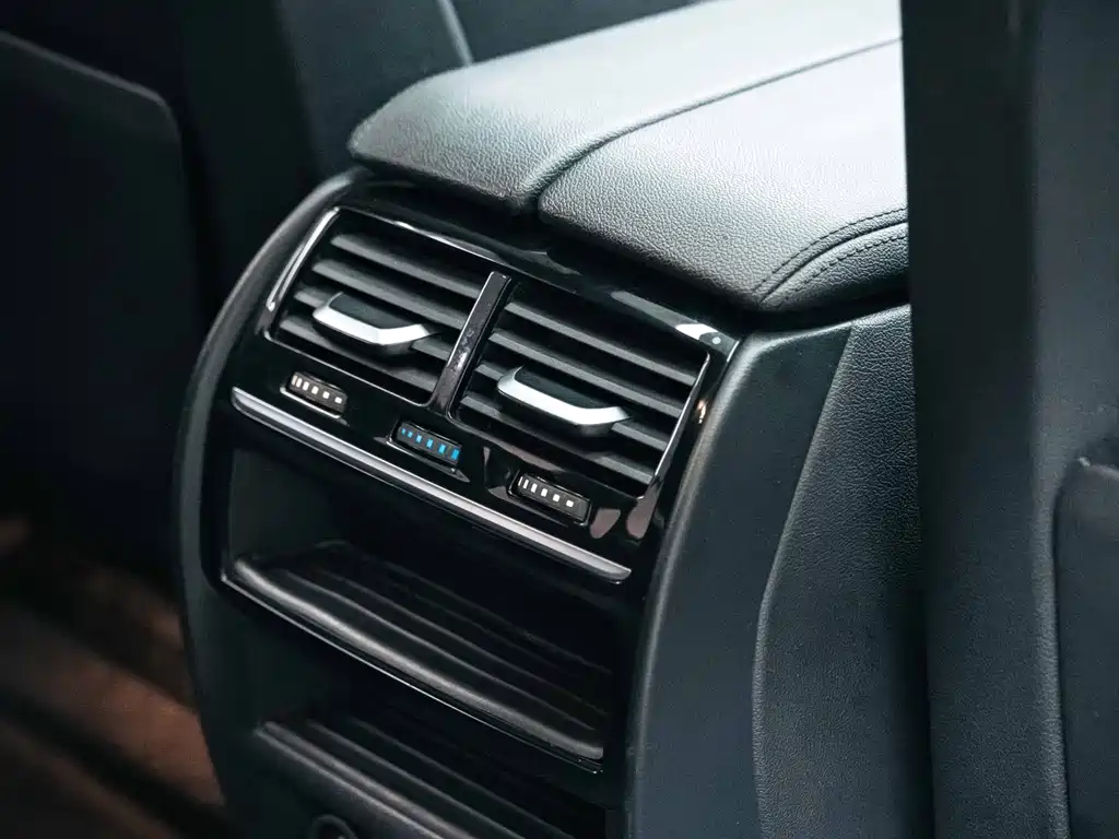 BMW 5 Series 2018 — фото 19