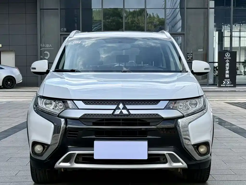 Mitsubishi Outlander 2020 — фото 2