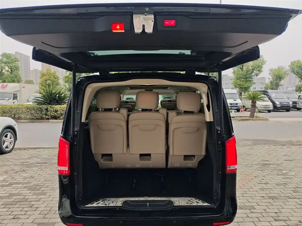 Mercedes-Benz V-Class 2022 — фото 15
