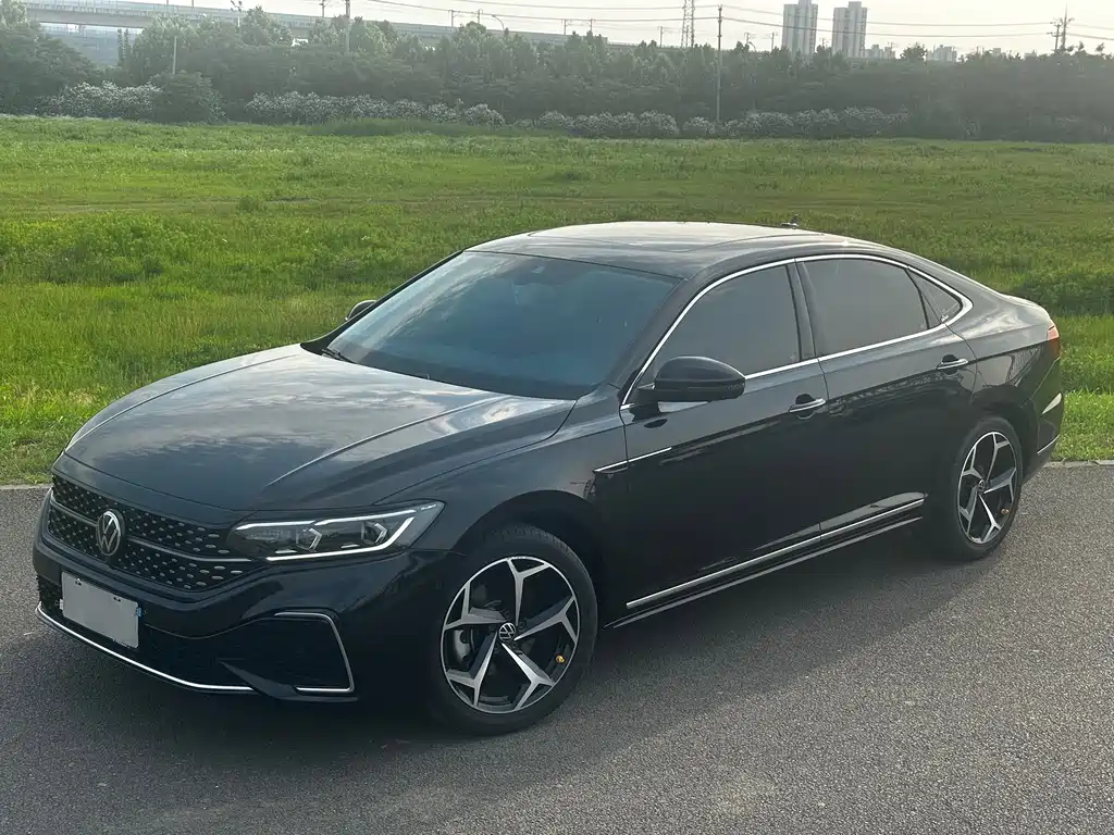 Volkswagen Passat 2023 — фото 1