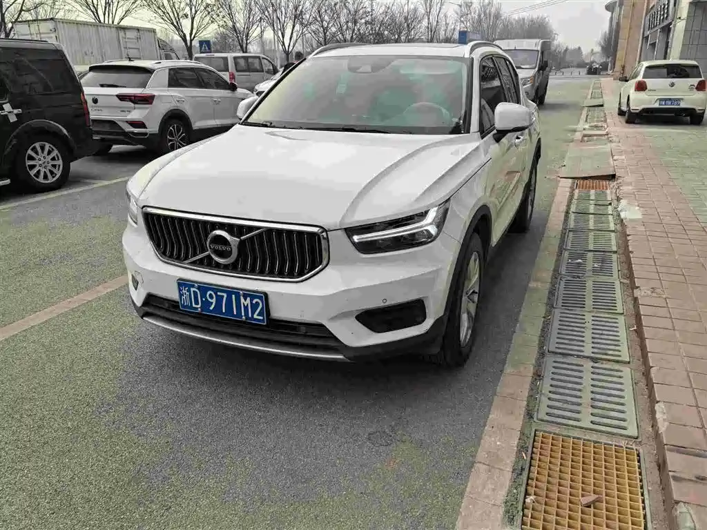 Volvo XC40 2022 — фото 1