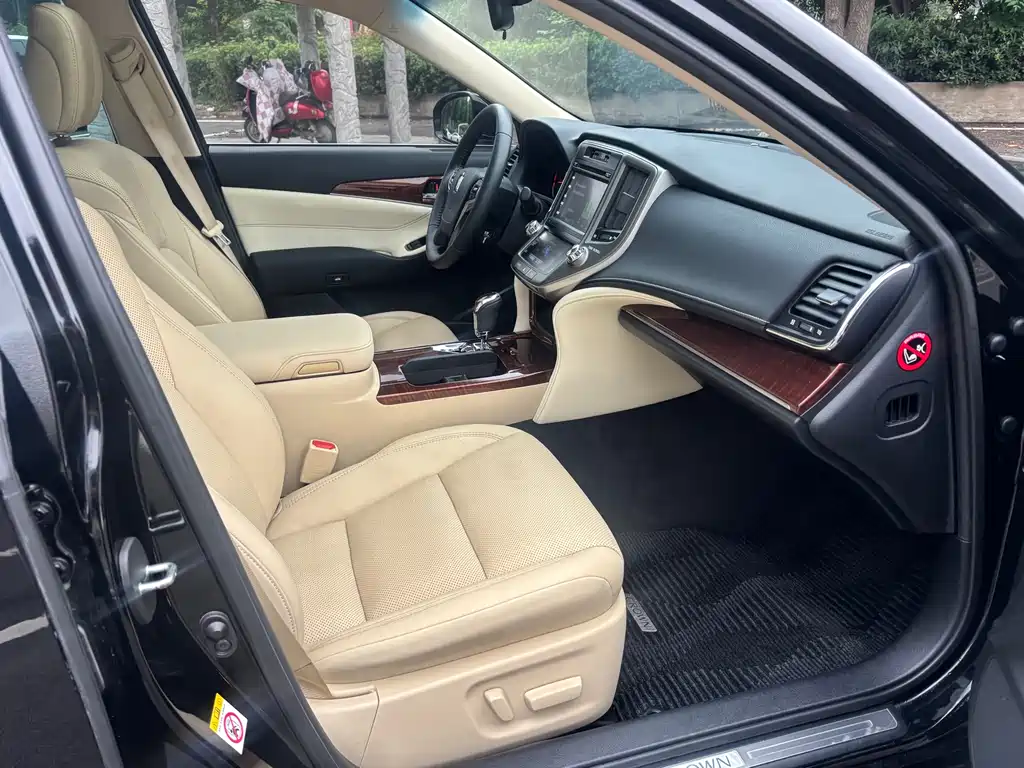 Toyota Crown 2016 — фото 12