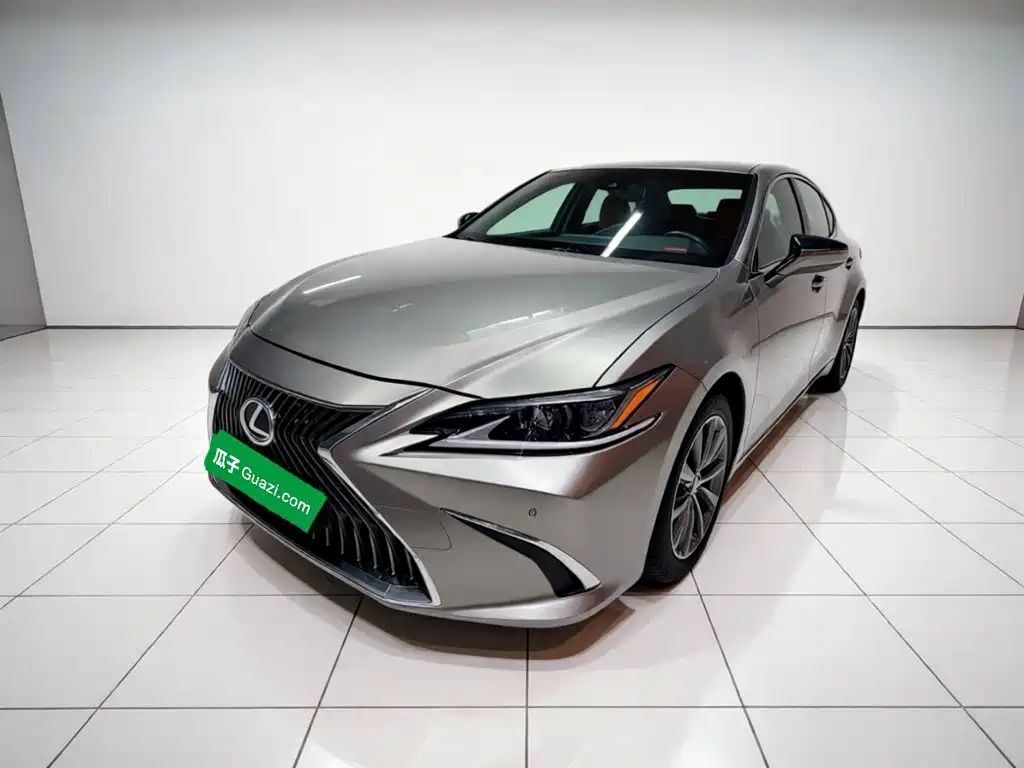 Lexus ES 2019 — фото 1