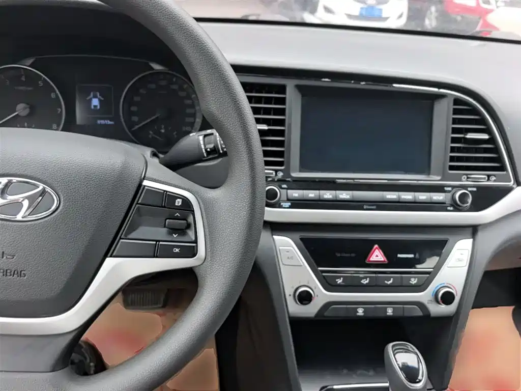 Hyundai Elantra 2018 — фото 10