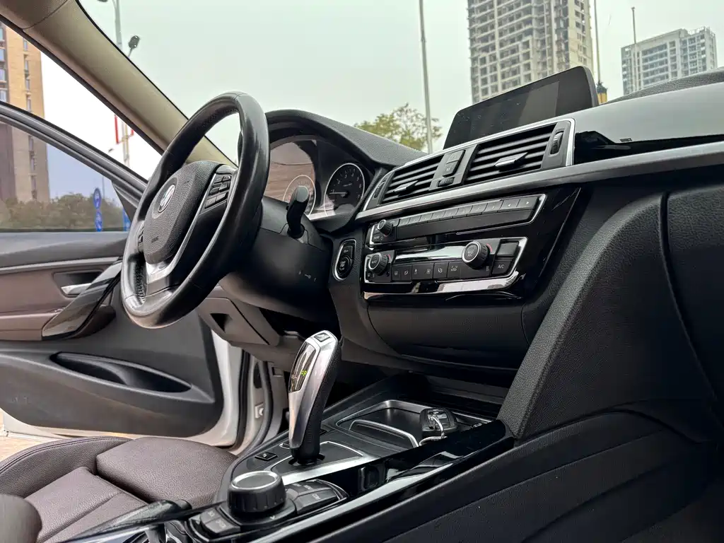 BMW 3 Series 2018 — фото 15