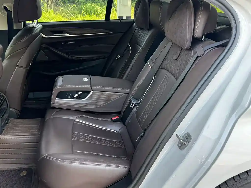 BMW 5 Series New Energy 2019 — фото 10