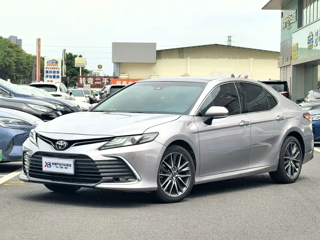 Toyota Camry 2022 — фото 1