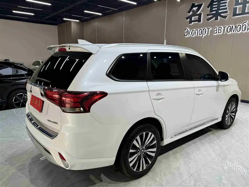 Mitsubishi Outlander 2024 — фото 4