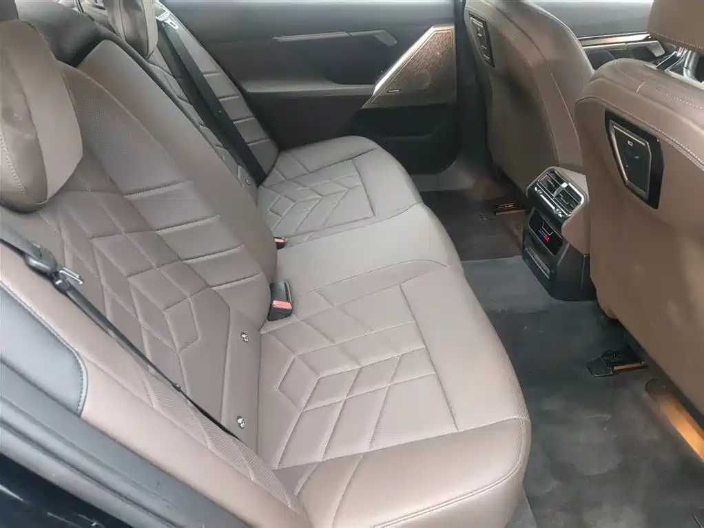 BMW 5 Series 2025 — фото 10