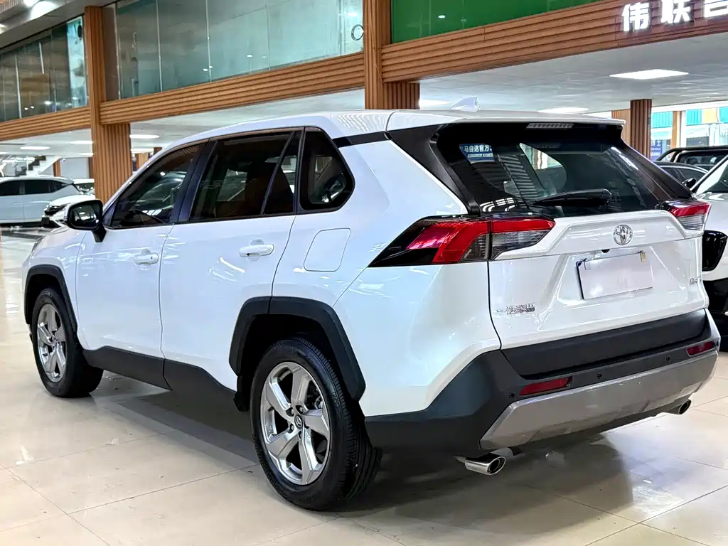 Toyota RAV4 2022 — фото 4