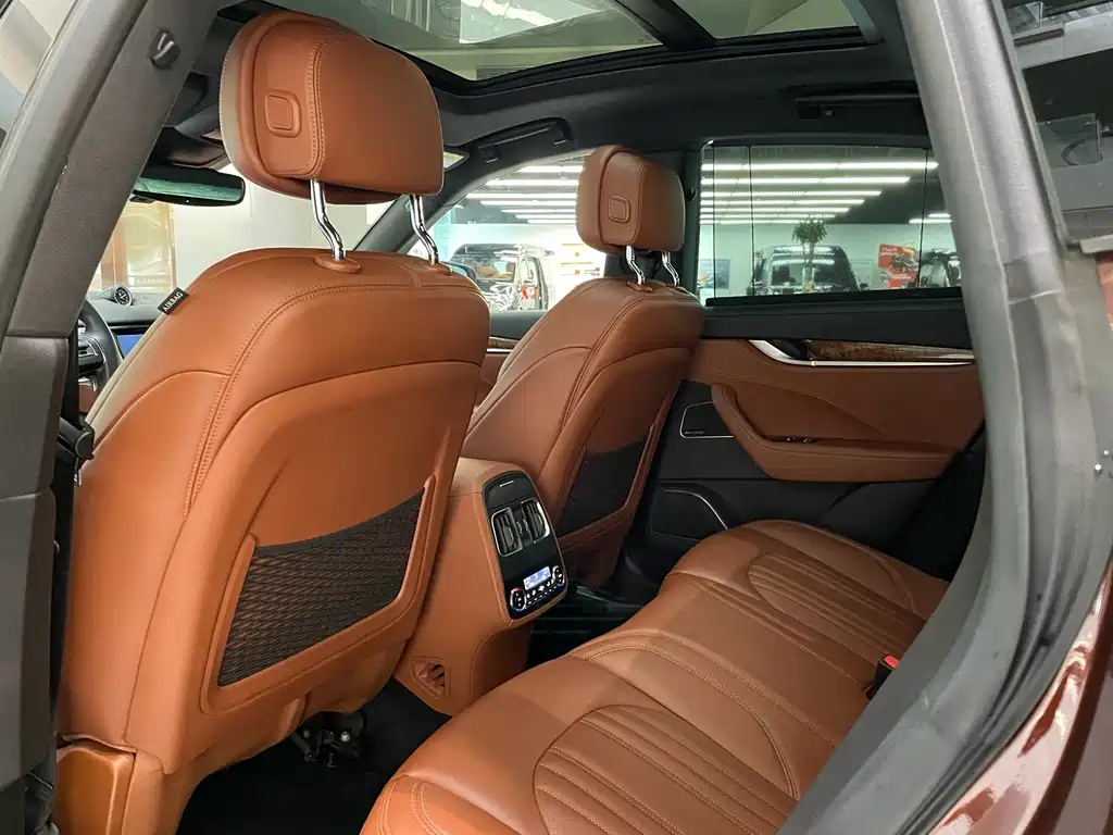 Maserati Levante 2017 — фото 14