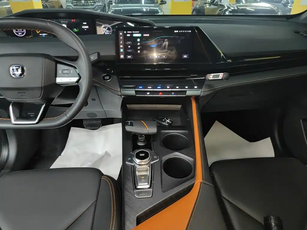 Changan UNI-V Smart Electric Idd 2023 — фото 13