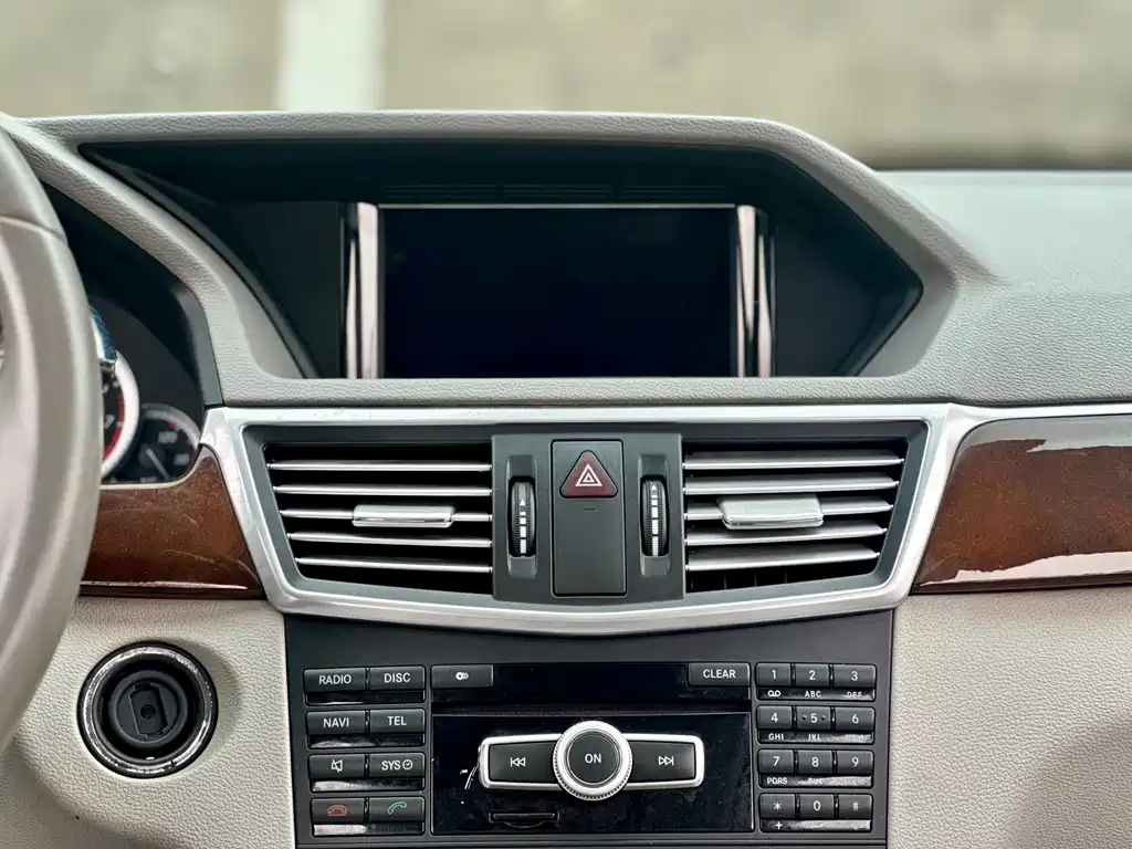 Mercedes-Benz E-Class 2012 — фото 37