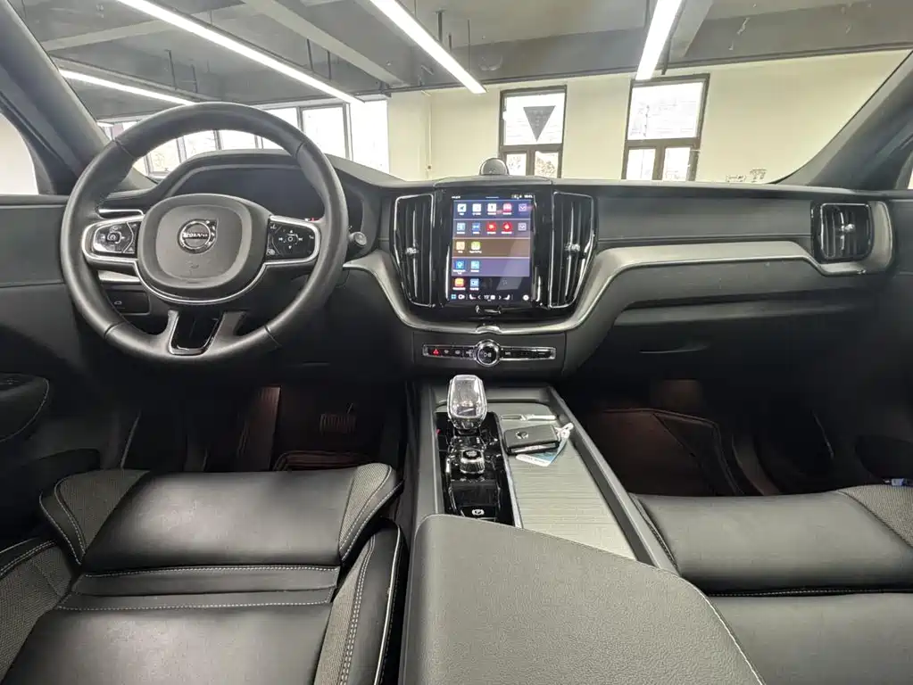 Volvo XC60 2025 — фото 17