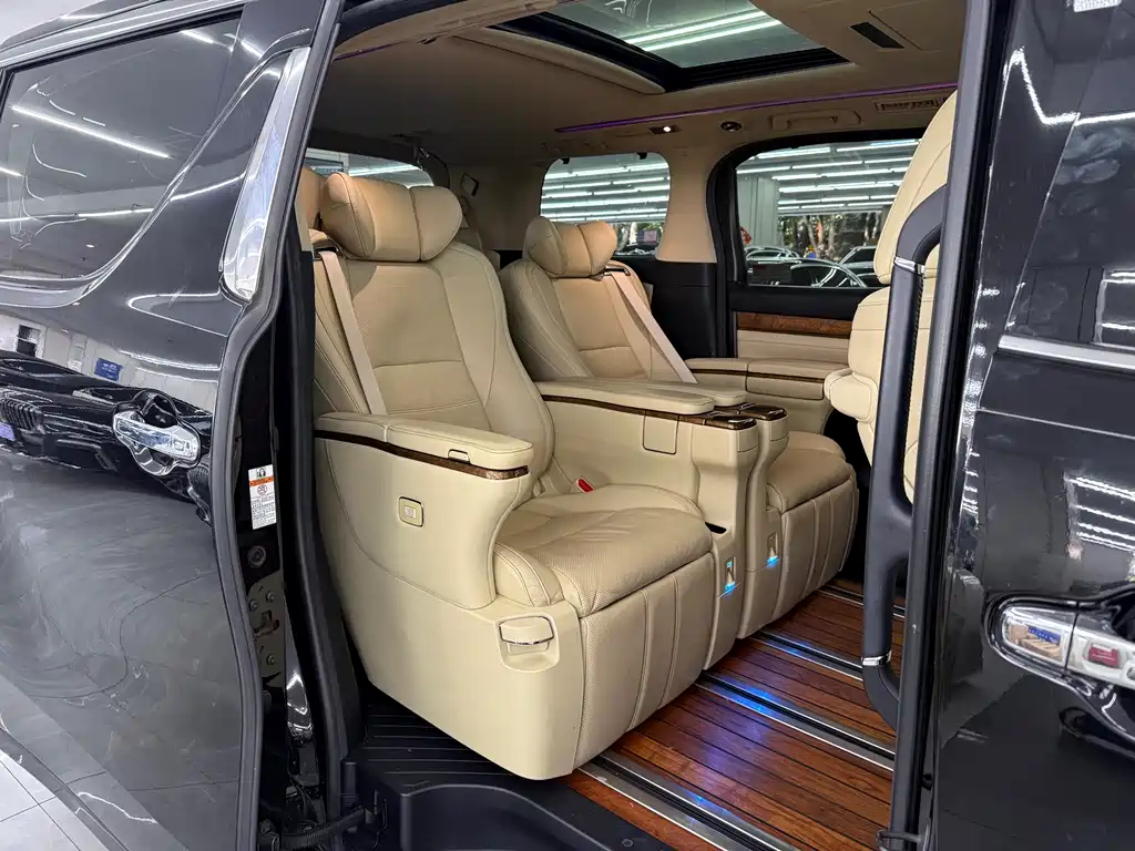 Toyota Alphard 2017 — фото 10