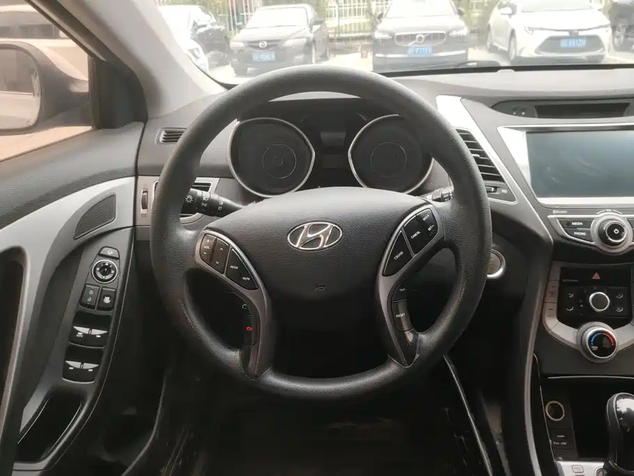 Hyundai Elantra 2016 — фото 15