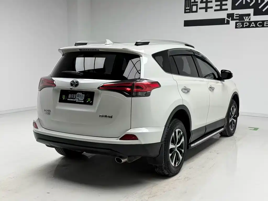 Toyota RAV4 2017 — фото 4