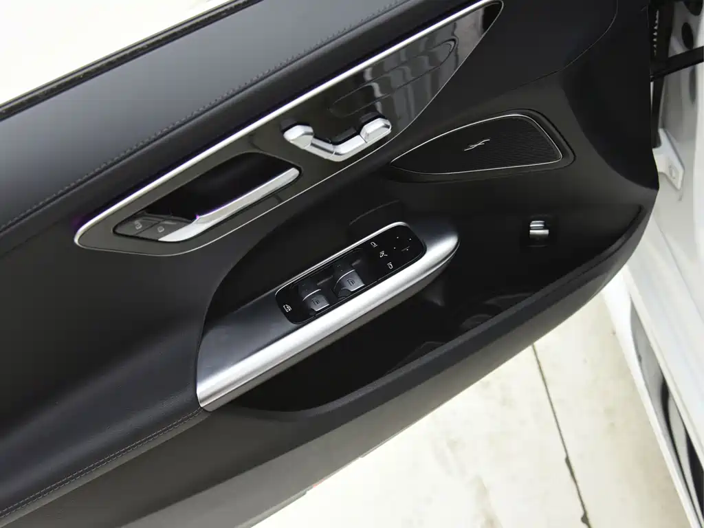 Mercedes-Benz C-Class 2025 — фото 13