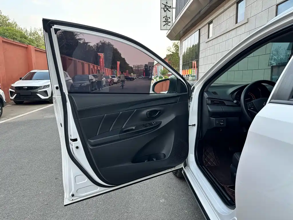 Toyota Yaris L 2022 — фото 19