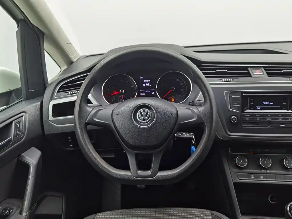 Volkswagen Touran 2017 — фото 11