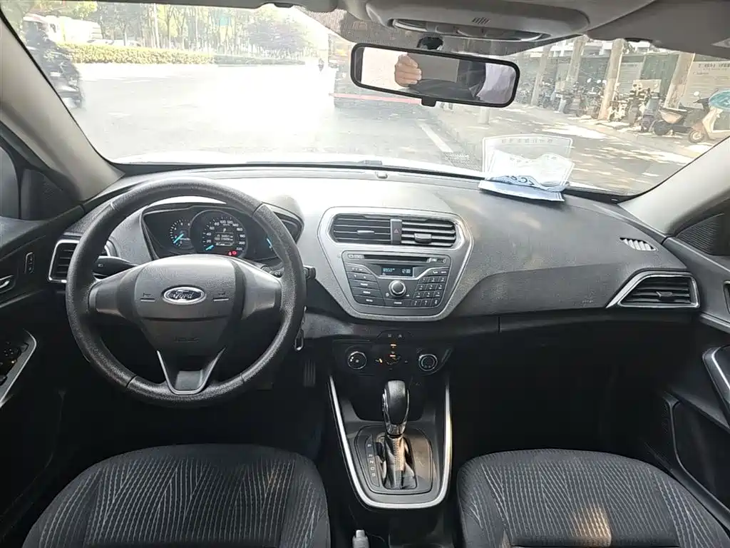 Ford Escort 2019 — фото 10