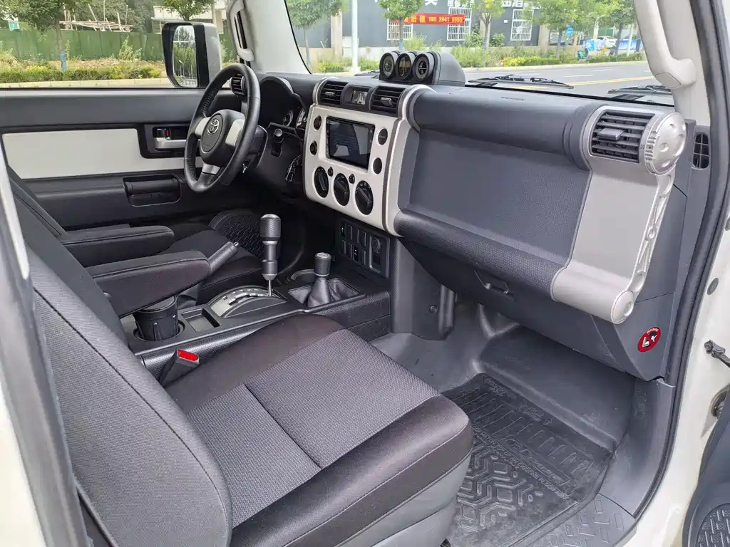 Toyota FJ Cruiser 2024 — фото 10