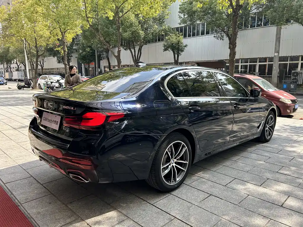 BMW 5 Series 2023 — фото 11