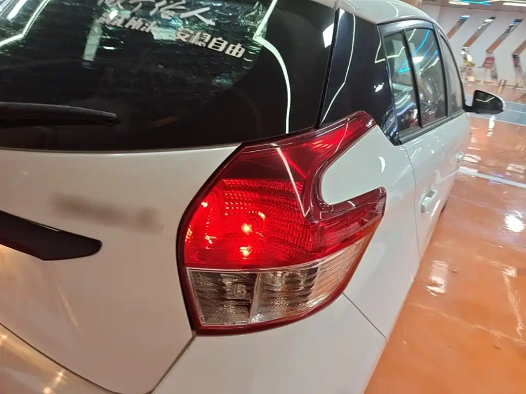 Toyota Yaris L 2015 — фото 8