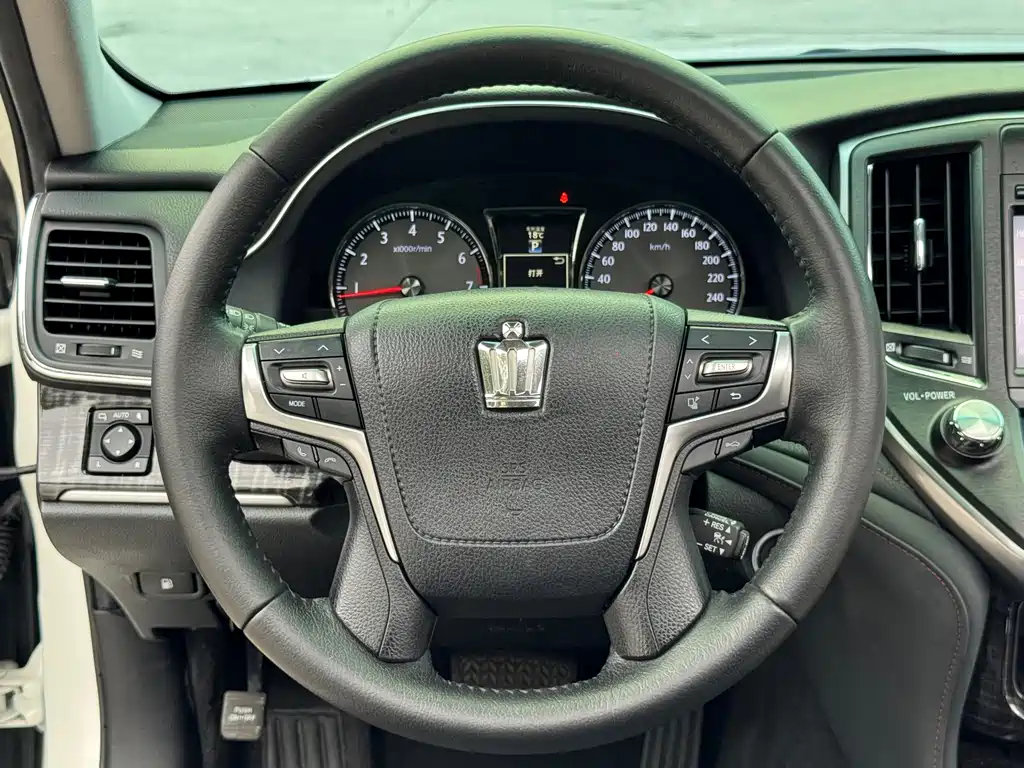 Toyota Crown 2015 — фото 12