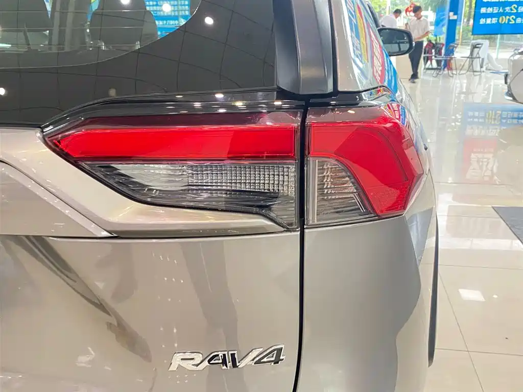 Toyota RAV4 2021 — фото 16