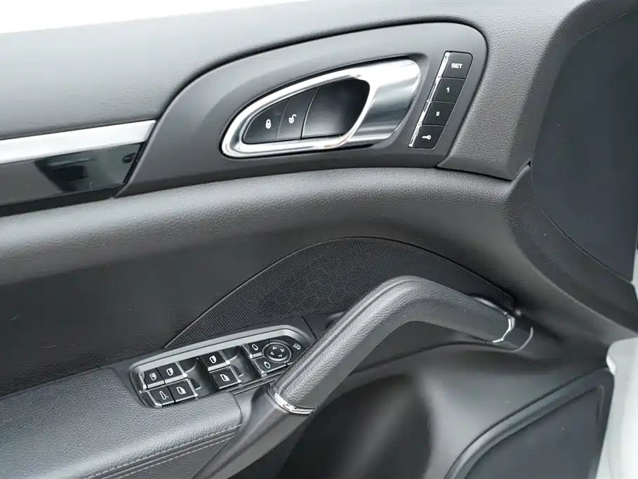 Porsche Cayenne 2017 — фото 14