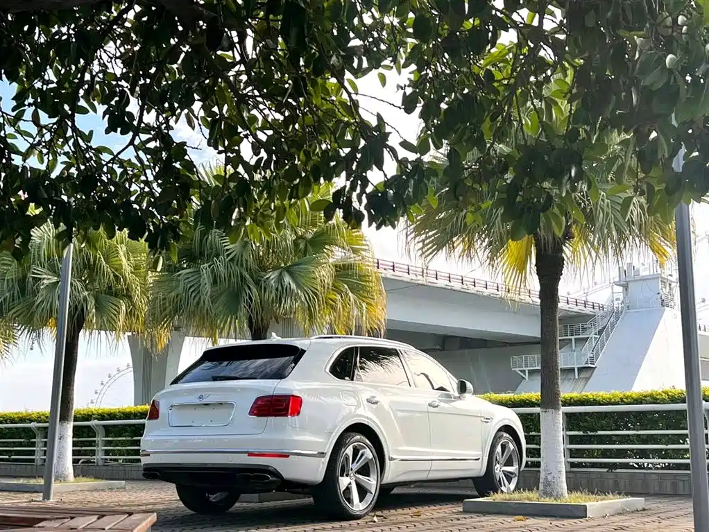 Bentley Bentayga 2019 — фото 2
