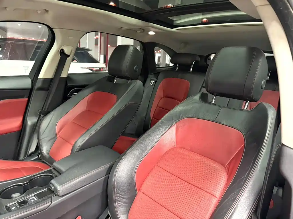 Jaguar F-PACE 2017 — фото 11