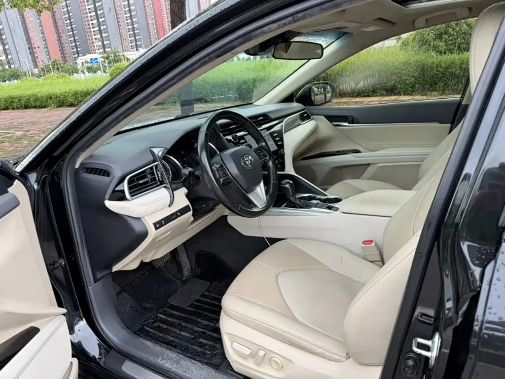 Toyota Camry 2018 — фото 12
