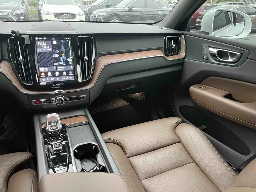 Volvo XC60 2024 — фото 17