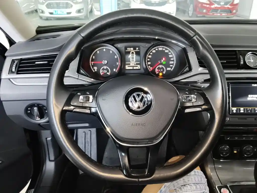Volkswagen Passat 2019 — фото 11