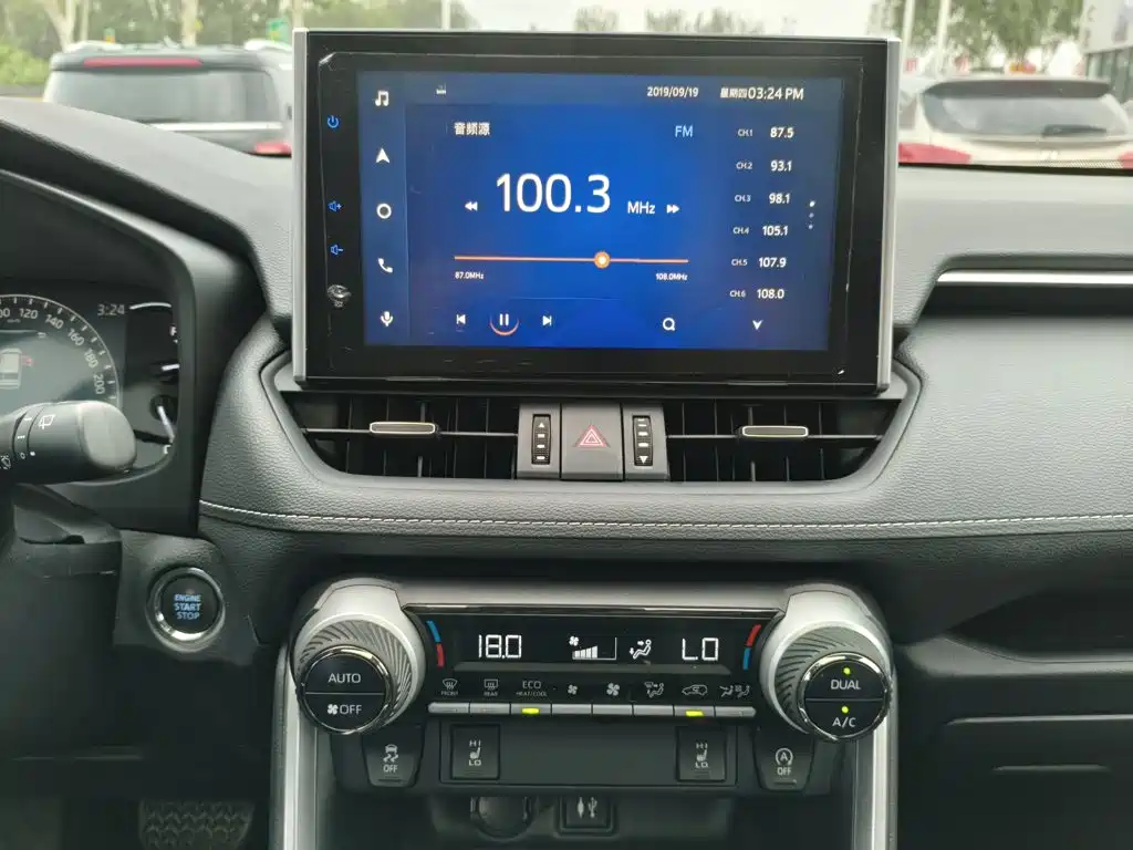 Toyota RAV4 2021 — фото 10