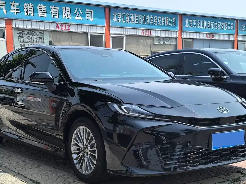 Toyota Camry 2025 — фото 3
