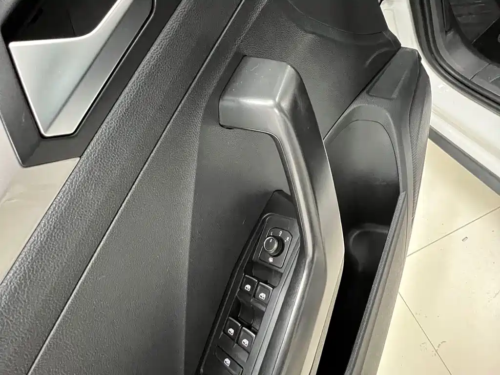 Volkswagen T-Roc 2023 — фото 12