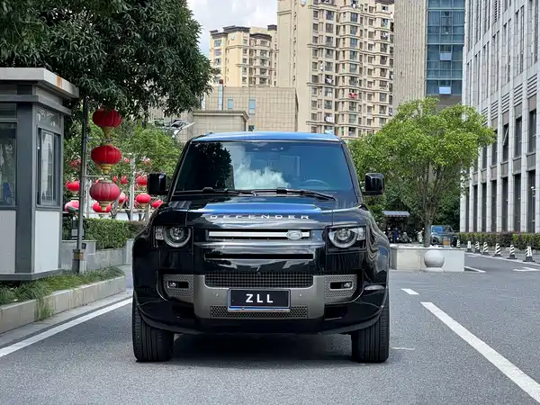 Land Rover Defender 2024